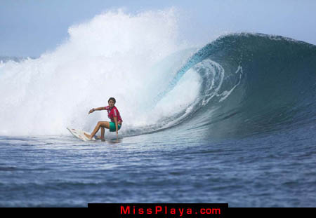 Sufer : Sofi en Tahiti wave